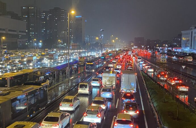 İstanbul’da trafik yoğunluğu had safhada!