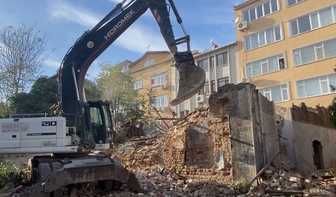 Fatih ilçesinde çökme yaşanan metruk bir binada yıkım çalışmaları başlatıldı.