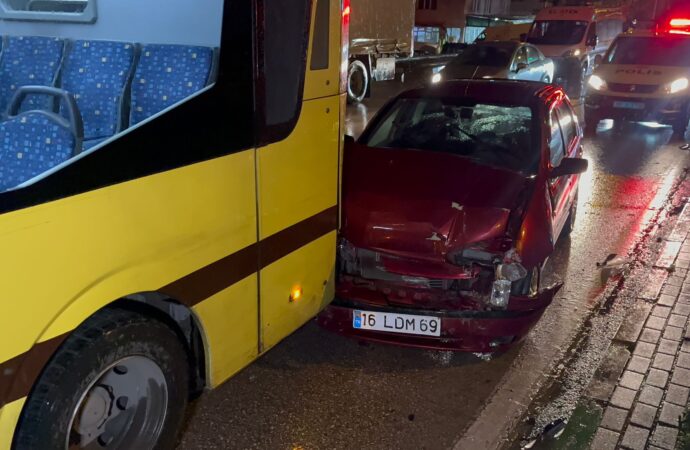 Bursa’da meydana gelen trafik kazasında bir otomobil, belediye otobüsüne çarptı.
