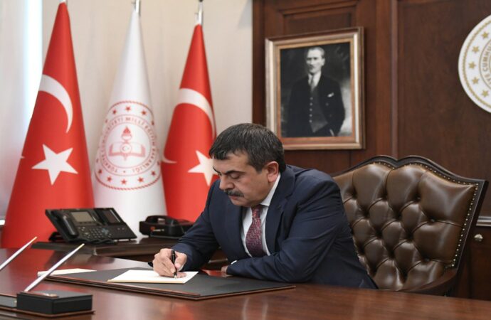 Milli Eğitim Bakanı Ziya Selçuk, öğretmenlere yönelik tebrik mektubunu iletti.