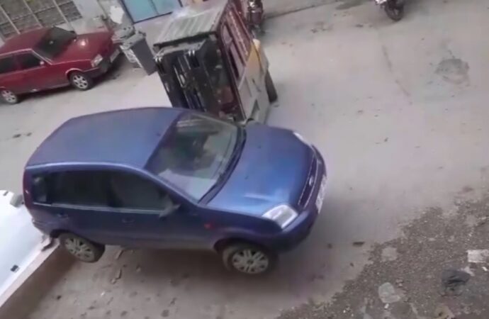 Bir iş yerinin önünü kapatan otomobil, forklift yardımıyla kaldırıldı.