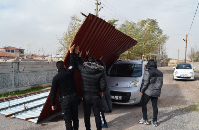 Aksaray ilinde meydana gelen bir fırtına sonucunda, seyir halindeki bir otomobilin üzerine çatı parçası düştü.