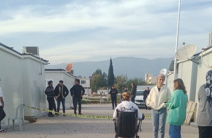 Bir konteyner kentte yaşanan bir olayda, bir kişi tartıştığı kayınbiraderini öldürdü ve eşini ağır yaraladı.