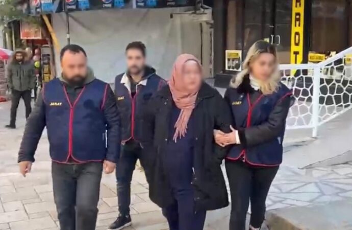 FETÖ hükümlüsü olan ve 6 yıl hapis cezasıyla aranan bir öğretmen, ranzanın gizli bölmesinde yakalandı.