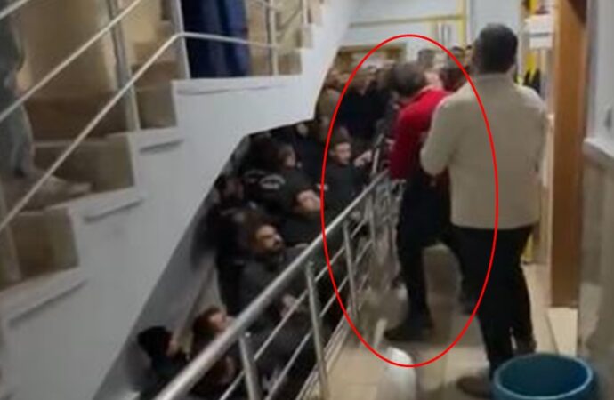 Hırsızlık şüphelisi, ev sahibini dışarı atarak ve kapıyı kilitleyerek kaçmaya çalıştı. Ancak çilingir yardımıyla yakalandı.
