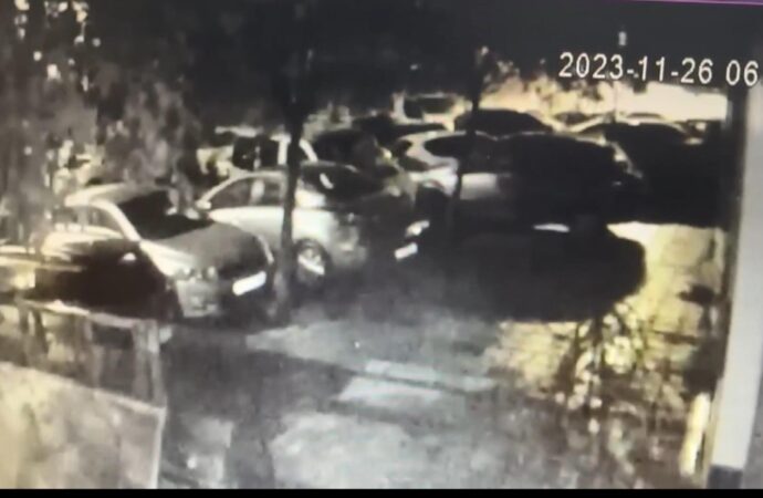 Kağıthane ilçesinde meydana gelen silahlı saldırı sonucunda bir kişinin hayatını kaybetmesiyle birlikte yaşanan kaza anı güvenlik kameralarına yansıdı.