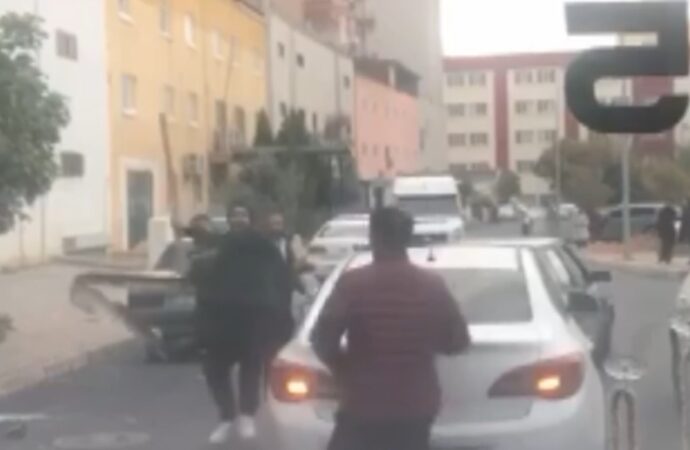 Bir trafik olayında, bir sürücü diğerine ‘tampon’ ile saldırdı ve diğer sürücü de buna karşılık olarak bıçakla yanıt verdi.