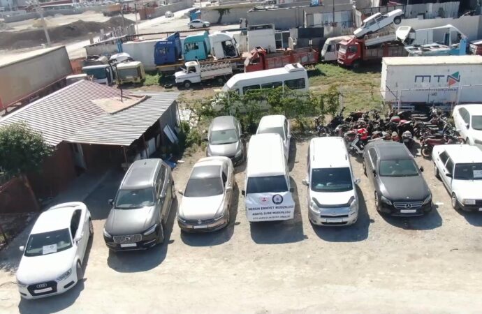 Polis ekipleri, çalıntı araçları ağır hasarlı olanlarla değiştirip satan bir şebekeyi çökertti. Operasyon sonucunda 22 kişi gözaltına alındı.