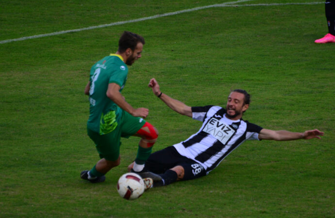 Erbaaspor ile Kuşadasıspor arasındaki maçta gol sesi çıkmadı ve karşılaşma 0-0 berabere sonuçlandı.