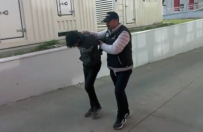Adana’da gerçekleştirilen ‘torbacı’ operasyonunda 3 kişi tutuklandı.