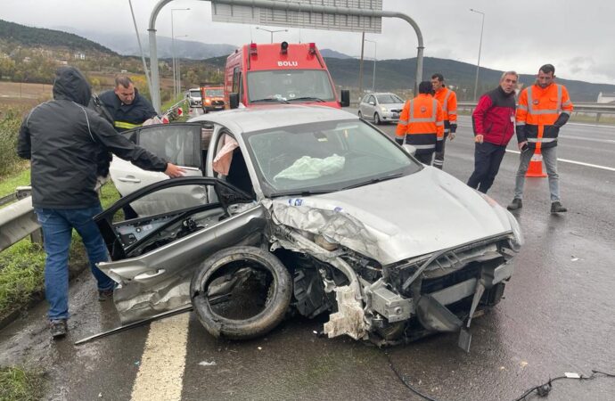 Otoyolda meydana gelen bir kaza sonucunda bir otomobil bariyerlere çarptı ve iki kişi yaralandı.