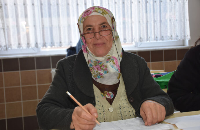 Bir kız çocuğu, “Kız çocuğu okumaz” denilerek okula gönderilmedi. Ancak 60 yaşında okuma yazma öğrenmeyi başardı.
