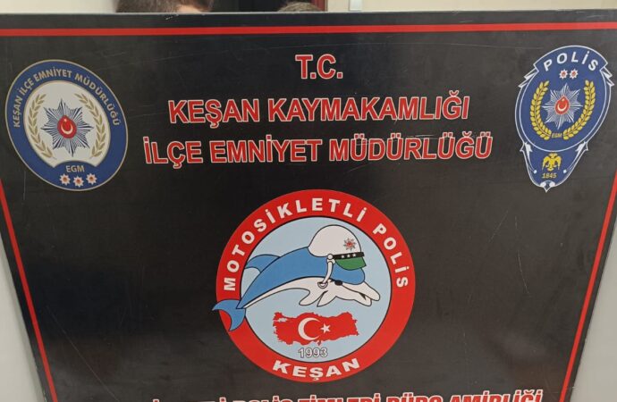 Bir polis memuru, iç çamaşırında sakladığı uyuşturucuyu fark edince hızla çöpün altına attı.