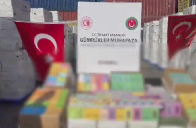 Ambarlı Limanı’nda gerçekleştirilen operasyonda, toplamda 275 bin 520 adet elektronik sigara ele geçirildi.