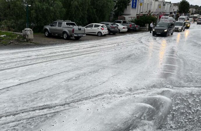 Bodrum’da yollarda görülen beyaz köpük, merak uyandırdı.