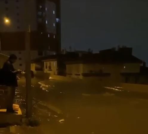 Ankara’da sağanak yağış nedeniyle yollar sular altında kaldı.