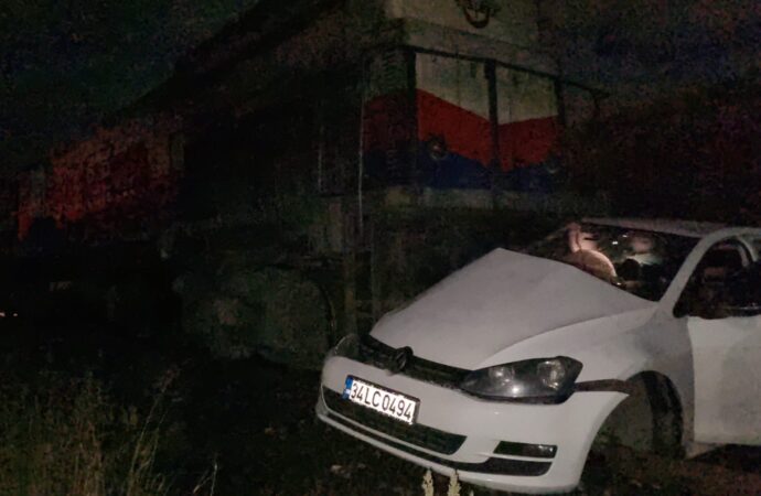 Yük treni, otomobile çarptı ve sonucunda 5 kişi yaralandı.