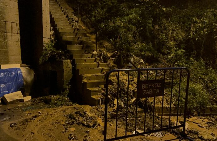 Beykoz’da meydana gelen toprak kayması sonucunda, tedbir amaçlı olarak 2 bina boşaltıldı.