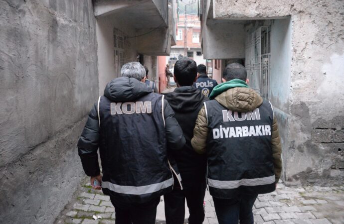 Diyarbakır’da gerçekleştirilen ‘Elek’ operasyonu sonucunda 9 kişi gözaltına alındı.