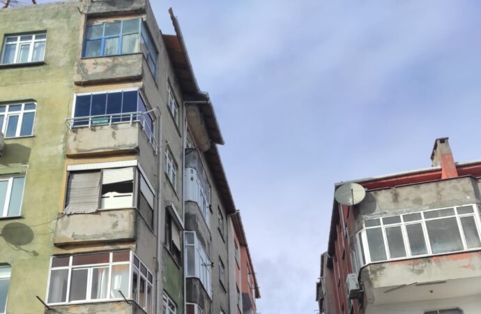 Kağıthane ilçesinde meydana gelen olayda, çatıdan kopan parçaların otomobillerin üzerine düştüğü bildirildi.