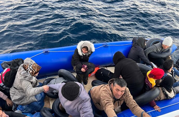 Çanakkale’de gerçekleşen operasyonda, 47 kaçak göçmen kurtarıldı.