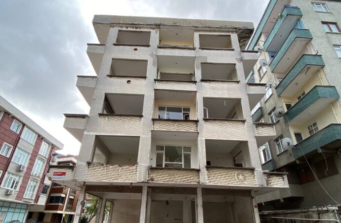 Küçükçekmece ilçesinde, tehlike arz eden bir bina kontrollü bir şekilde yıkıldı.