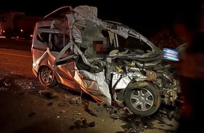 Diyarbakır ilinde meydana gelen trafik kazasında, bir TIR’a arkadan çarpan hafif ticari araçta bulunan 2 kişi hayatını kaybetti.