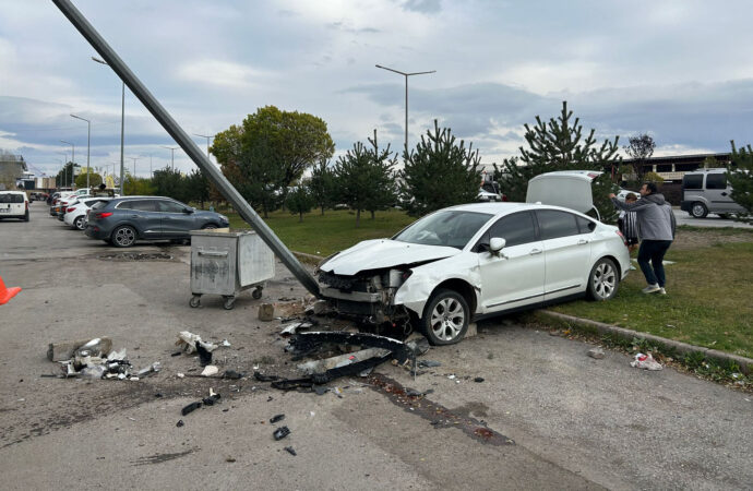 Sürücünün gaz pedalına fren yerine basması sonucunda, otomobil park halindeki araçlara doğru hızla ilerleyerek direğe çarptı.