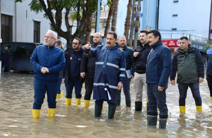 İskenderun’da cadde ve sokaklar sular altında kaldı. Bu durum, şehirde büyük bir sel felaketinin yaşandığını gösteriyor.