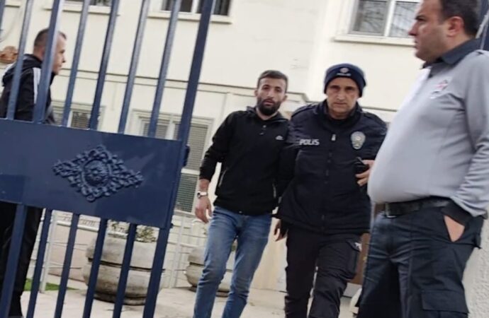 Kripto para piyasasında 80 bin TL’sini kaybeden bir kişi, bu durumdan sorumlu tuttuğu arkadaşına demirle saldırdı. Olayın ardından kaçan şahıs, askerlik şubesine sığındı.