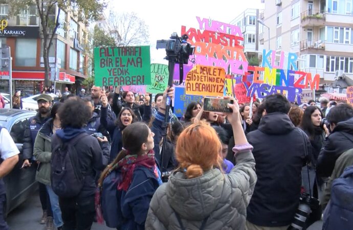 Mecidiyeköy’de bir araya gelen bir grup, kadın cinayetlerini protesto etti.