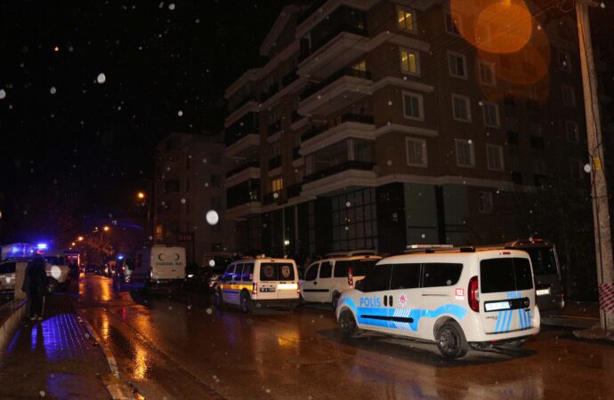Çankırı ilinde, bir birey eşleri arasında çıkan tartışma sonucunda korkunç bir olay gerçekleştirdi. Bu trajik olayda, şahıs çocuklarının gözleri önünde eşini bıçak kullanarak öldürdü.