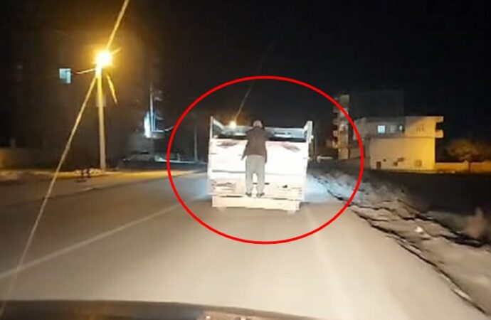 Kamyonetin arkasında gerçekleşen tehlikeli bir yolculuk, kameralar tarafından kaydedildi.