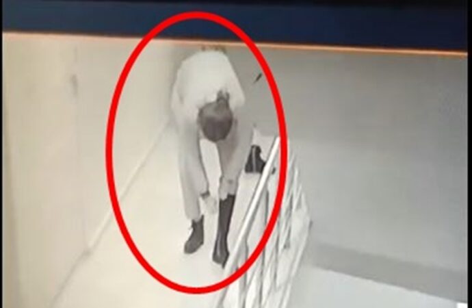 Birinci olarak, şahıs ayakkabıyı denedi ve ardından hızla poşete koyarak kaçtı.