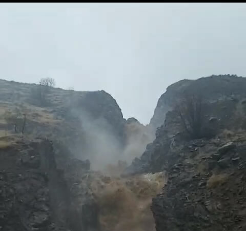 Elazığ ilinde şiddetli bir yağmur yağışı gerçekleşti ve bu yağış sonucunda Sori Şelalesi taştı.