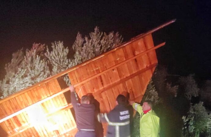 Hatay ilinde meydana gelen şiddetli fırtına, bir evin çatısını uçurdu.