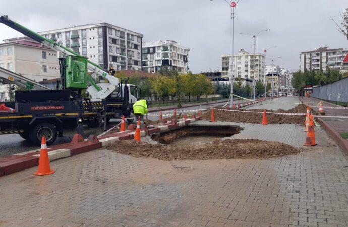 Sağanak yağışın etkisiyle yol çökmüş ve bu nedenle cadde trafiğe kapatılmıştır.