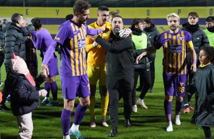 Eyüpspor’un başkanı Özkaya, futbolcular ve taraftarlar Arda Turan’a moral verdi.