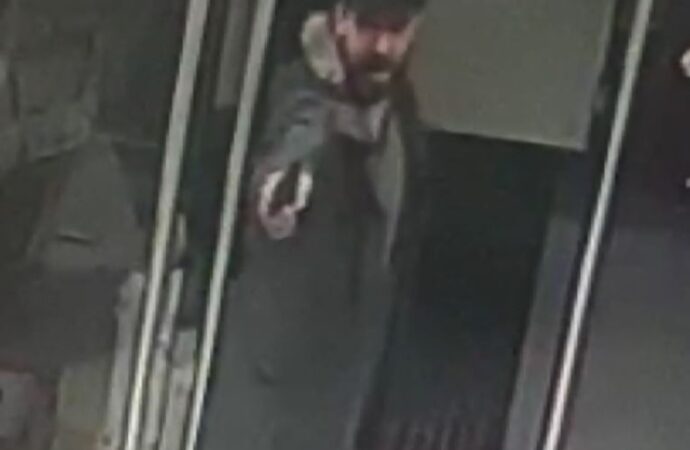 Bir kişi, personel arasında çıkan bir tartışma sonucunda kargo şubesinde ateş açtı. Bu olayın tüm detayları güvenlik kameraları tarafından kaydedildi.
