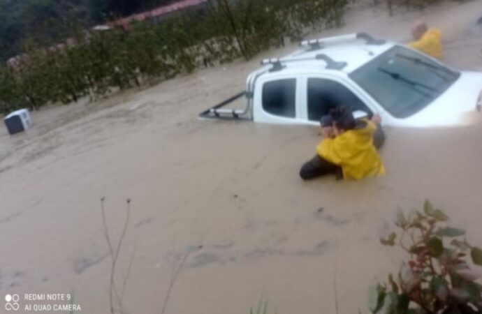 Zonguldak’ta meydana gelen şiddetli yağış ve rüzgar, ağaçların devrilmesine ve bir geminin karaya oturmasına neden oldu. (10)