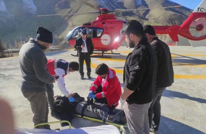 Van’da bir ambulans helikopter, göğüs hastalarının acil durumlarında hızlı müdahale sağlamak amacıyla havalandı.