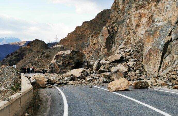 Artvin’de meydana gelen bir heyelan sonucunda, kayalar kara yoluna düştü.