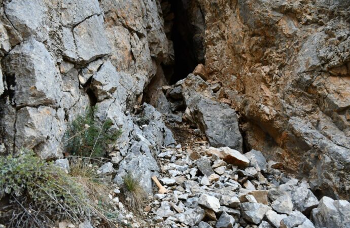 İçişleri Bakanı Süleyman Soylu, güvenlik güçlerinin operasyonları sonucunda yeşil kategorideki bir teröristin yanı sıra gri kategorideki bir teröristin daha etkisiz hale getirildiğini açıkladı. (2)
