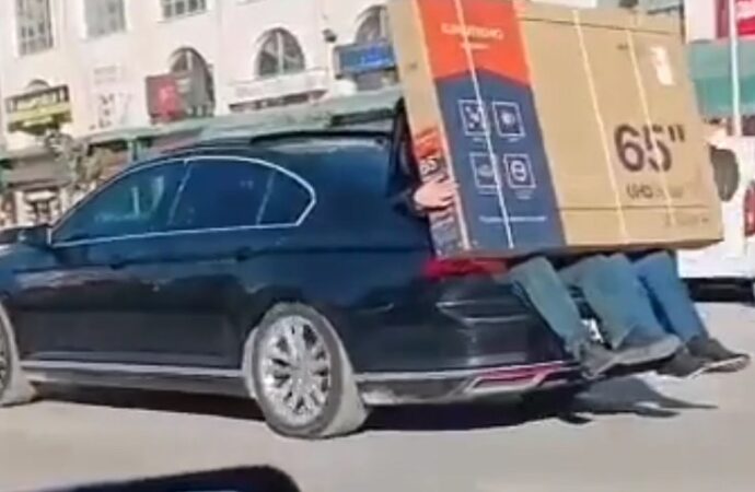 Yeni satın alınan televizyon, otomobilin bagajına yerleştirilerek taşındı. Taşıma işlemi, iki kişi tarafından gerçekleştirildi.