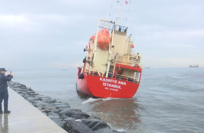 Zeytinburnu’nda karaya oturan gemi başarıyla kurtarıldı.