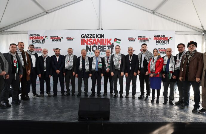 Başakşehir’de Gazze için ‘insanlık nöbeti’ adı altında bir etkinlik başlatıldı.