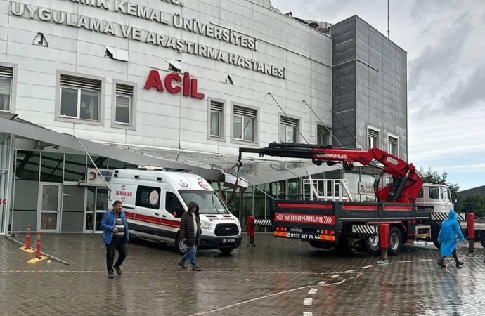 Tekirdağ’da deniz taşarak, sahil işletmeleri sular altında kaldı; rüzgarın etkisiyle ağaçlar devrildi.