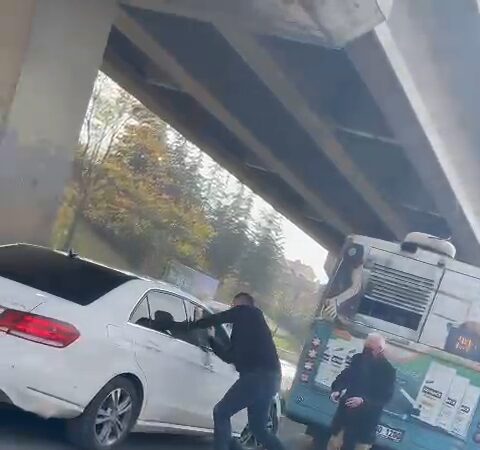 Ankara’da bir olay, otobüs şoförü ile kadın sürücü arasında yaşanan sollama tartışmasını kameraya yansıttı.