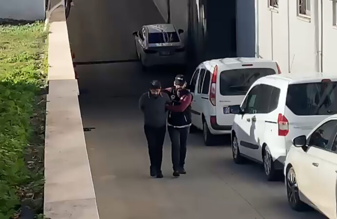 Adana’da gerçekleştirilen ‘torbacı’ operasyonunda 3 kişi tutuklandı.