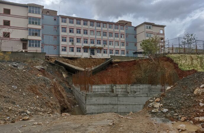Okulun istinat duvarı, sason mevsiminde çöktü.